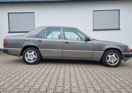 Mercedes-Benz 230 E