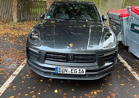 Porsche Macan - -