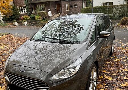 Ford S-Max 2,0TDCi in dunkelgrau, mit Leder