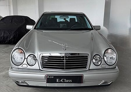 Mercedes-Benz E 200 AVANTGARDE Xenon/AC TOP ! 23.118 km