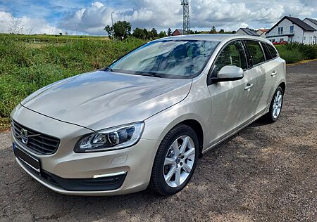 Volvo V60 D4 Kinetic Kinetic AC Sport mit 190 PS