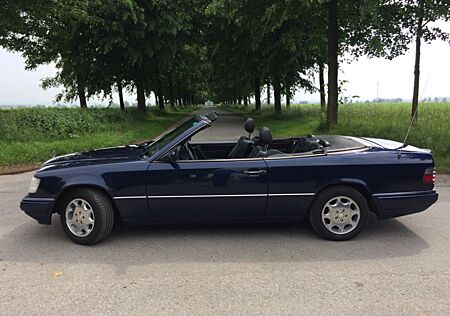 Mercedes-Benz E 200 E200 Cabrio azuritblaum./schw.Leder/Klimaa.