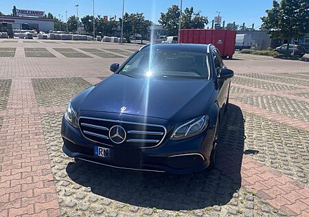 Mercedes-Benz E 300 d T. - AHK, Car Play, JungeSterne
