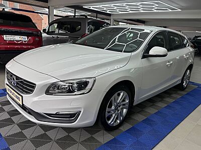 Volvo V60 Kombi Summum/ Automatik/ 8 Fach Bereift