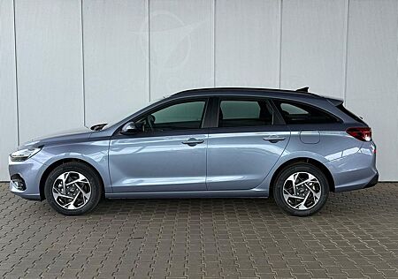 Hyundai i30 Kombi Smart 1.5 GDI 6MT / Navi PDC V.&H. ...