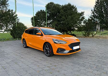 Ford Focus 2,3 EcoBoost ST Turnier Tropical Orange
