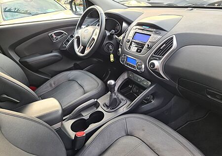 Hyundai ix35 gebraucht kaufen Hyundai ix35 2.0 Style 2WD * LEDER/ KLIMAAUT./ SHZ *
