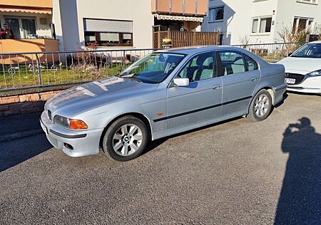 BMW 528i Automatik| AHK| 8-fach bereift| TÜV 10/27