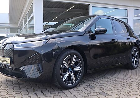 BMW iX xDrive40 Sportpaket/HK/DAB/PanoDach/AHK/Laser