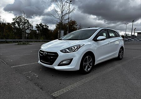 Hyundai i30 gebraucht kaufen Hyundai i30 cw 1.6 CRDI Kombi