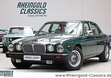 Jaguar XJ12 Daimler Double Six in british racing green