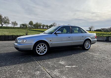 Audi A6 2.6 V6 in außergewöhnlich gepflegten Zustand