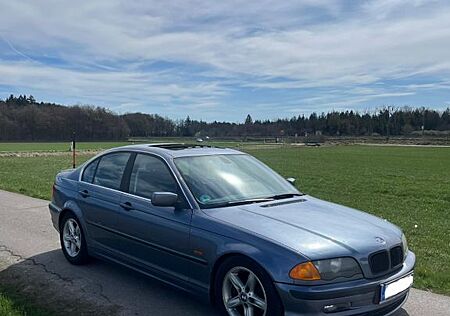 BMW 323i -