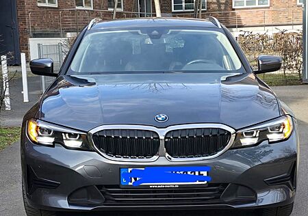 BMW 320e Touring Auto -