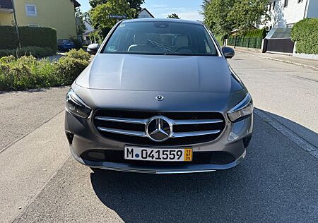 Mercedes-Benz B 220 4MATIC DCT -