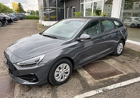 Hyundai i30 1.4 Pure Klima Navi PDC