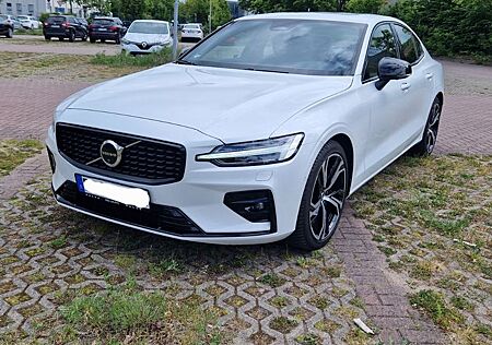 Volvo S60 B5 AWD Ultimate Dark Mild-Hybrid 250 PS