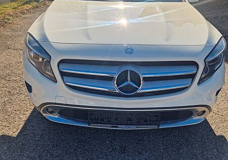 Mercedes-Benz GLA 250 4MATIC DCT -