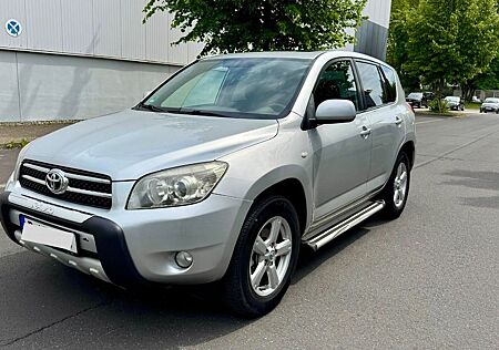 Toyota RAV 4 . 4X4 Executive / Automatik / KLIMA / NAVI
