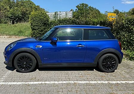 Mini ONE Metallic Blau mit Head-up-Display