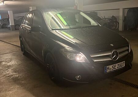 Mercedes-Benz B 180 -