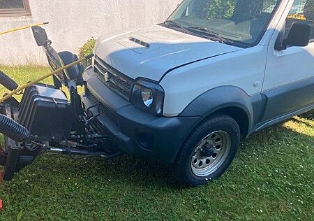 Suzuki Jimny Winderdienst mit Räumschild und Salzstreue
