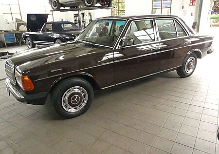 Mercedes-Benz 200 W123 Limo. original 89100 KM aus 1 Hand