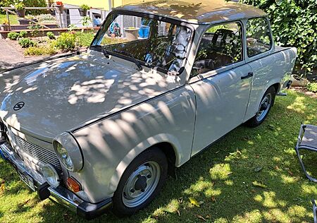 Trabant 601 - 2 Fahrzeuge, 1x "De Luxe", 1x"L" - als Set