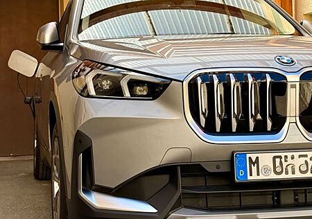 BMW iX1 xDrive30 - Premium Paket, DA+, AHK, WR inkl.