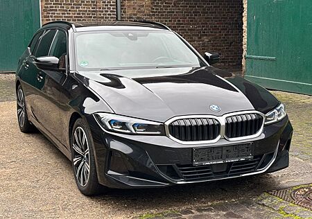 BMW 320d Touring Sport Autom HUD Standhzg LEDER Pano