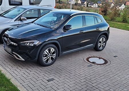Mercedes-Benz GLA 180 DCT -