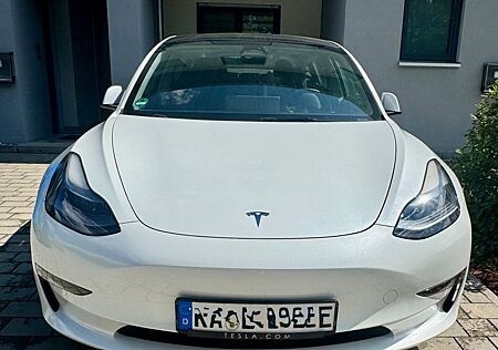 Tesla Model 3 Allradantrieb mit Dualmotor Performa...