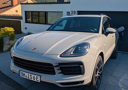 Porsche Cayenne E-Hybrid - Kreide mit AHK und Panorama