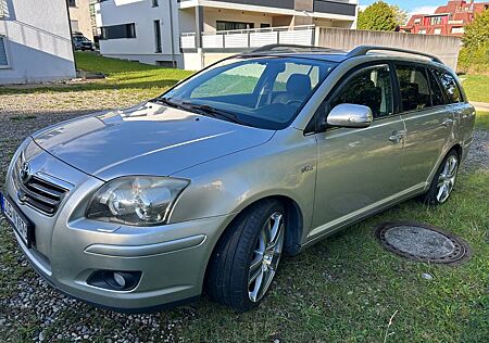 Toyota Avensis Combi Sol 2,2-l-D-CAT Sol