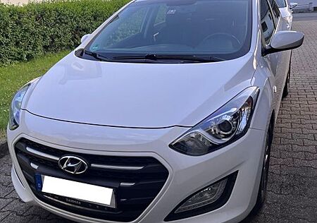 Hyundai i30 blue 1.6 CRDi 110 PS