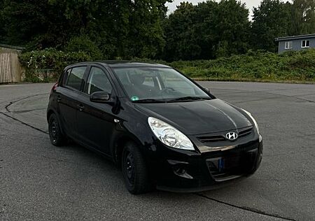 Hyundai i20 1.2 UEFA * 8 fach bereift * 2 Hand