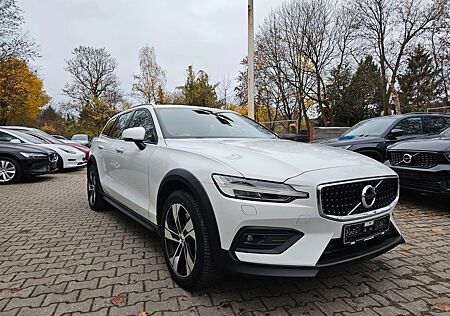 Volvo V60 Cross Country Pro AWD LEDER,KAMERA,AUTOPILOT