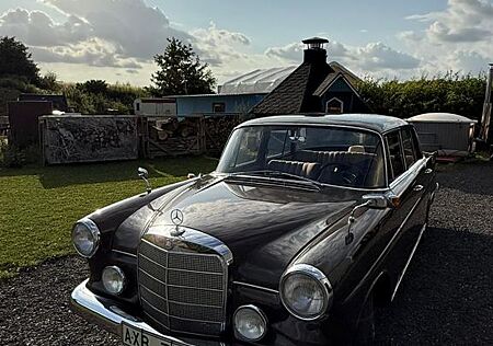 Mercedes-Benz 190 c Heckflosse W 110