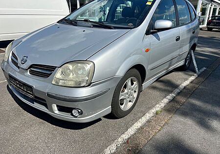 Nissan Almera Tino
