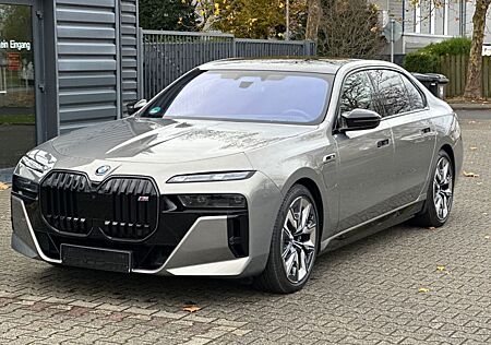 BMW M760e xDrive Fond Enter B&O SKY LOUNGE VOLLAUS