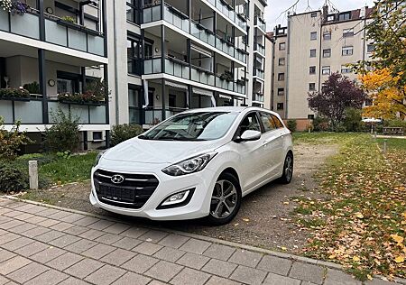Hyundai i30 gebraucht kaufen Hyundai i30 1.4 i. Kombi. Anhängerkupplung. Klima. ..