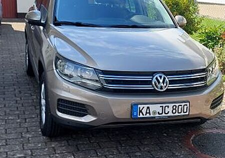 VW Tiguan Volkswagen 2.0 TDI DSG 4MOT BlueMot T Track & Fi...