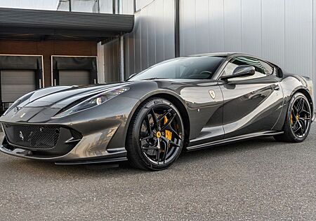 Ferrari 812 Superfast - Grigio Silverstone - Carbon LED