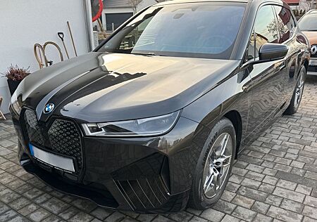 BMW iX xDrive50 - AHK, SOH 98% & WERKSGARANTIE 05/26