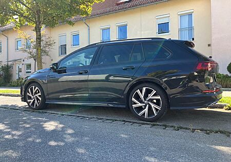 VW Golf Volkswagen VIII R-Line Variant STANDHEIZUNG, AHK, PANO