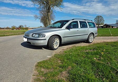 Volvo V70 2.4 - AHK, Tempomat, Klima, Teilleder