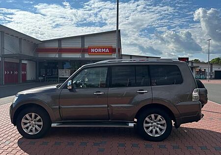 Mitsubishi Pajero 3,2 DI-D 4WD Intense Edition Automatik