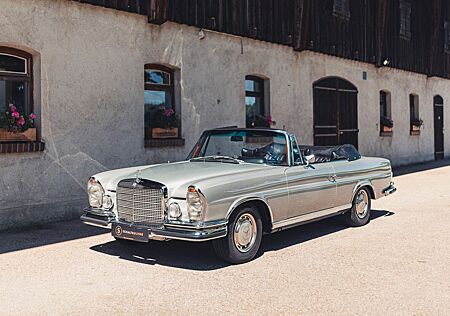 Mercedes-Benz 280 SE 3.5 Cabriolet - Restored, Matching