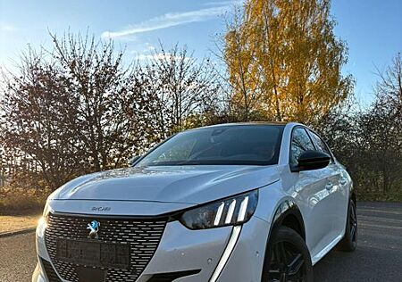Peugeot 208 GT ELEKTRO 136 / 1. Hand / 8-fach bereift