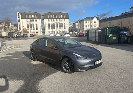 Tesla Model 3 Allradantrieb mit Dualmotor Long Ran...